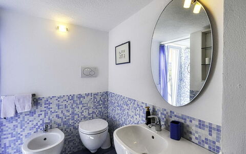 Casa Lubrense: Azul, Piso, Arreglo De Tubería, Suelo, Baño, Diseño De Interiores, Loseta, Plomería, Grifo, Material Compuesto