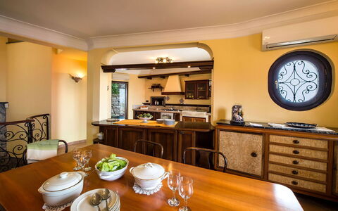 Villa Tortuga: Mueble, Diseño De Interiores, Mostrador, Cocina, Madera, Techo, Piso, Encendiendo, Cocina Y Comedor Mesa, Mesa