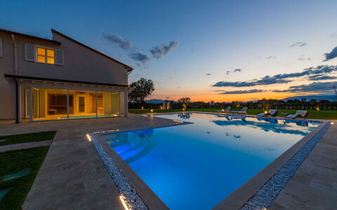 Villa Monsummano: Azul, Piscina, Recurso, Material Compuesto, Fuente De Agua, Inmuebles, Eco Hotel, Reflexión, Villa, Oscuridad