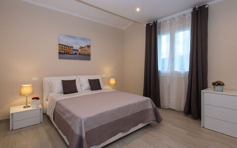 Villa Monsummano: Mueble, Diseño De Interiores, Suelo, Piso, Cama, Habitación, Madera, Habitación, Textil, Sábana