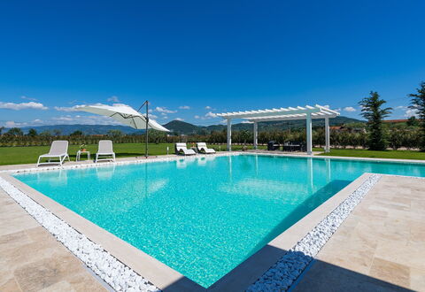 Villa Monsummano: Azul, Piscina, Agua, Recurso, Material Compuesto, Eco Hotel, Ocio, Mueble Para Exteriores, Sombra, Paisajismo