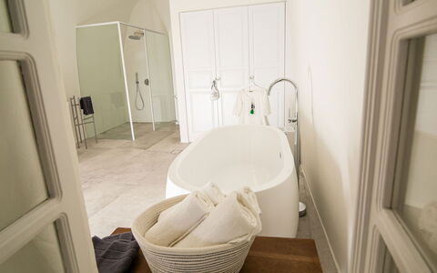 Aloy Suite: Piso, Diseño De Interiores, Bañera, Suelo, Arreglo De Tubería, Baño, Mueble, Encendiendo, Plomería, Casa