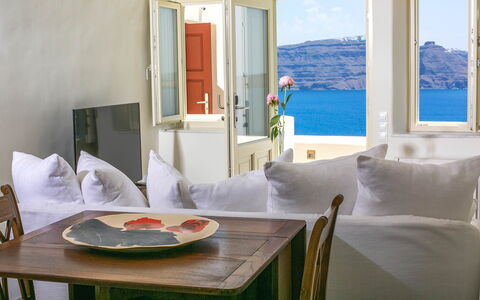 Kameni: Mueble, Mesa, Diseño De Interiores, Silla, Sofá, Mar, Sala, Costa, Mesa De Café