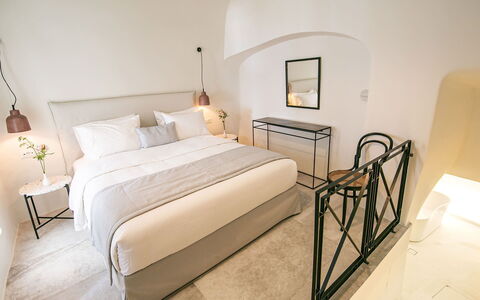 Kameni: Pared, Diseño De Interiores, Mueble, Piso, Suelo, Habitación, Cama, Marco De La Cama, Linos, Lecho