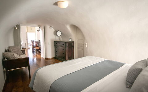 Villa Nea: Mueble, Diseño De Interiores, Piso, Suelo, Habitación, Casa, Cama, Habitación, Techo, Marco De La Cama