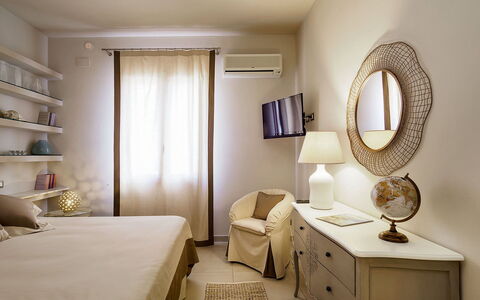 Mulberry House: Mueble, Cama, Habitación, Diseño De Interiores, Pared, Lecho, Sábana, Madera, Techo, Habitación