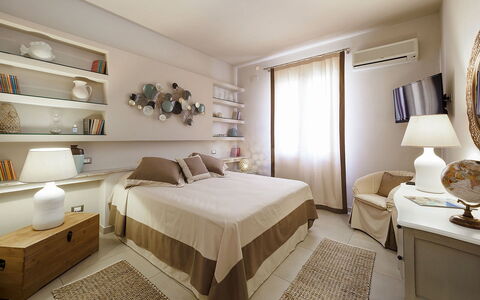 Mulberry House: Cama, Mueble, Diseño De Interiores, Habitación, Lecho, Pared, Sábana, Madera, Habitación, Linos