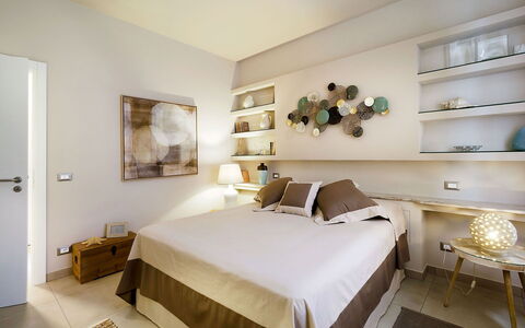 Mulberry House: Mueble, Cama, Diseño De Interiores, Habitación, Pared, Madera, Piso, Techo, Suelo, Habitación