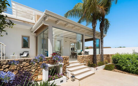 Sun Stone: Casa, Porche, Barrio Residencial, Inmuebles, Balcón, Puerta, Sombra, Recurso, Columna, Eco Hotel