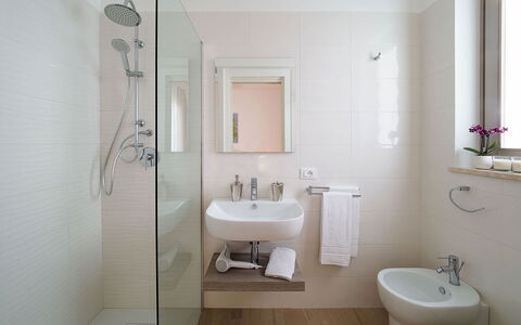 Sun Stone: Baño, Arreglo De Tubería, Diseño De Interiores, Pared, Lavabo Del Baño, Piso, Suelo, Lavabo, Baño, Grifo