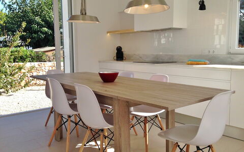 Nure Villa 2: Mueble, Piso, Diseño De Interiores, Suelo, Pared, Mesa, Madera, Cocina Y Comedor Mesa, Silla, Comedor