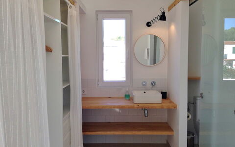 Nure Villa 2: Pared, Lavabo Del Baño, Diseño De Interiores, Arreglo De Tubería, Madera, Piso, Suelo, Espejo, Lavabo, Baño