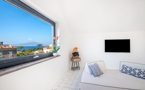 The Ivy Penthouse: Mueble, Diseño De Interiores, Suelo, Habitación, Almohada, Arrojar La Almohada, Sala, Ático, Linos