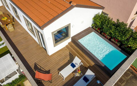 The Ivy Penthouse: Piscina, Casa, Material Compuesto, Recurso, Inmuebles, Ocio, Eco Hotel, Balcón, Villa, Hotel