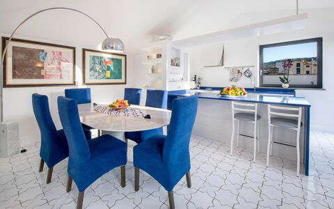 The Ivy Penthouse: Mueble, Azul, Diseño De Interiores, Piso, Silla, Mesa, Suelo, Techo, Cocina Y Comedor Mesa, Comedor