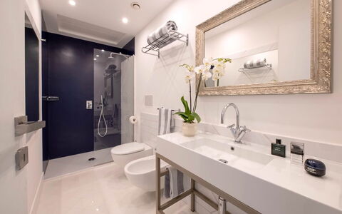 Suite Plumbago: Baño, Arreglo De Tubería, Diseño De Interiores, Lavabo Del Baño, Espejo, Lavabo, Piso, Suelo, Grifo, Mueble De Baño