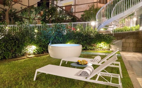 Suite Plumbago: Mueble, Diseño De Interiores, Mueble Para Exteriores, Jardín, Silla, Planta De Casa, Patio Interior, Maceta, Eco Hotel, Sombra