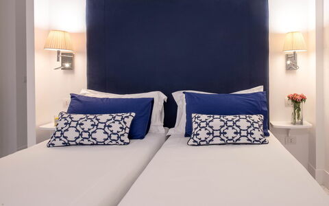 Jacaranda House: Azul, Cama, Habitación, Mueble, Lecho, Sábana, Linos, Diseño De Interiores, Amortiguar, Arrojar La Almohada