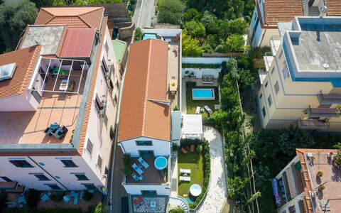Jacaranda House: Edificio, Barrio Residencial, Casa, Casa, Barrio, By, Techo, Departamento, Diseño Urbano, Asentamientos Humanos