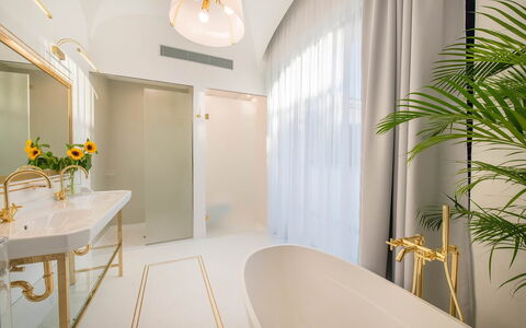 Suite Agave: Arreglo De Tubería, Diseño De Interiores, Baño, Plomería, Grifo, Techo, Lámpara, Bañera, Moldura, Lavabo