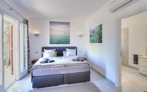 Can Mako: Mueble, Diseño De Interiores, Piso, Suelo, Habitación, Habitación, Cama, Techo, Textil, Encendiendo