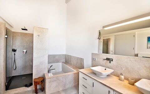 Can Mako: Piso, Pared, Arreglo De Tubería, Suelo, Diseño De Interiores, Techo, Baño, Grifo, Plomería, Lavabo Del Baño