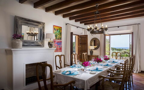 Villa Mallorca: Mueble, Diseño De Interiores, Mesa, Comedor, Vajilla, Silla, Cocina Y Comedor Mesa, Encendiendo, Piso, Habitación