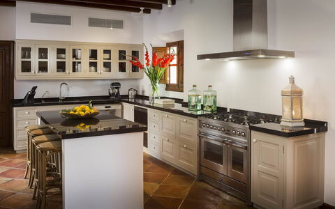 Villa Mallorca: Cocina, Aparato De Cocina, Mostrador, Estufa De Cocina, Electrodoméstico, Mueble, Gabinetes, Diseño De Interiores, Electrodoméstico, Piso