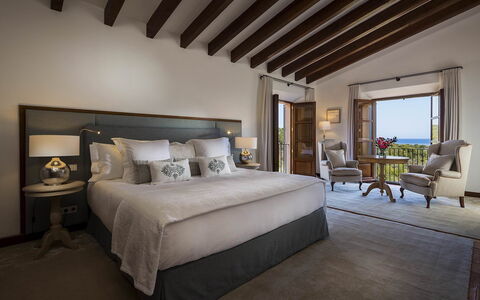 Villa Mallorca: Mueble, Diseño De Interiores, Piso, Suelo, Casa, Habitación, Cama, Recurso, Habitación, Marco De La Cama