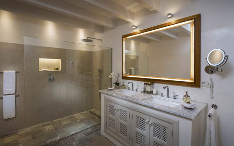 Villa Mallorca: Arreglo De Tubería, Grifo, Diseño De Interiores, Techo, Lavabo, Encendiendo, Piso, Plomería, Baño, Lámpara