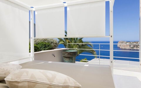 Villa Luce: Sombra, Silla, Balcón, Vaso, Mueble Para Exteriores, Planta De Casa, Maceta, Estructura Al Aire Libre, Toldo, Pérgola