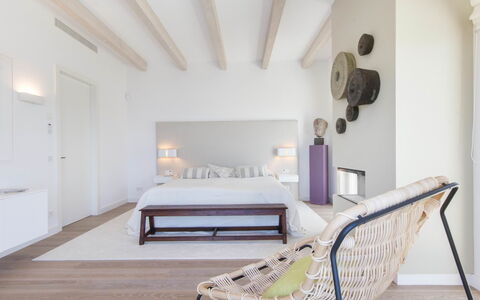 Villa Luce: Mueble, Diseño De Interiores, Cama, Suelo, Piso, Pared, Habitación, Madera, Habitación, Techo