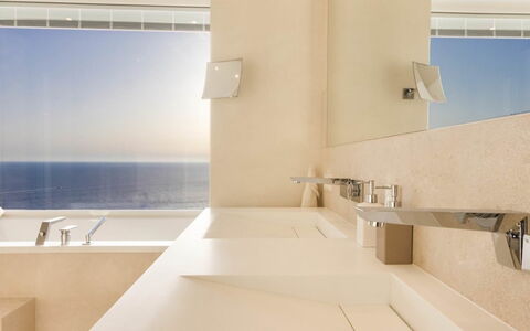 Villa Luce: Arreglo De Tubería, Piso, Pared, Diseño De Interiores, Suelo, Grifo, Baño, Plomería, Lavabo, Bañera
