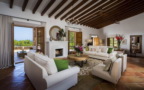 Villa Maggy: Mueble, Diseño De Interiores, Mesa, Piso, Silla, Sofá, Madera, Sala, Suelo, Casa