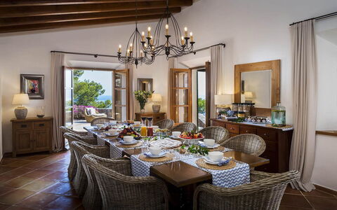 Villa Maggy: Mueble, Mesa, Silla, Diseño De Interiores, Vajilla, Cocina Y Comedor Mesa, Comedor, Encendiendo, Piso, Casa