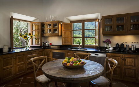 Villa Maggy: Mueble, Diseño De Interiores, Cocina, Piso, Gabinetes, Madera, Casa, Mostrador, Encendiendo, Mesa
