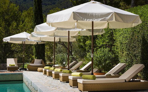 Villa Maggy: Paraguas, Mueble Para Exteriores, Mueble, Sunlounger, Sombra, Silla, Recurso, Piscina, Mesa Al Aire Libre, Diseño