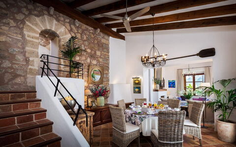 Villa Carlos: Mueble, Diseño De Interiores, Piso, Silla, Mesa, Suelo, Encendiendo, Techo, Cocina Y Comedor Mesa, Comedor