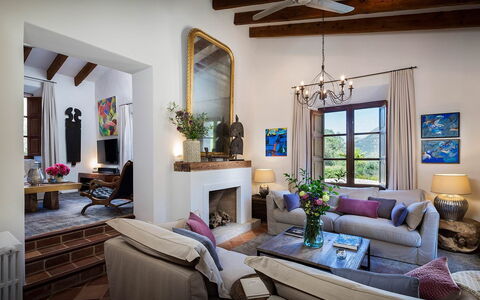 Villa Carlos: Mueble, Pared, Diseño De Interiores, Silla, Sala, Mesa, Casa, Sofá, Piso, Casa