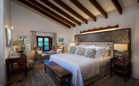 Villa Carlos: Mueble, Diseño De Interiores, Suelo, Piso, Cama, Madera, Habitación, Techo, Casa, Encendiendo