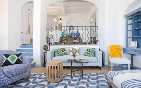 Villa Gem: Mueble, Azul, Diseño De Interiores, Piso, Suelo, Silla, Mesa, Casa, Sala, Sofá