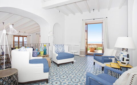 Villa Gem: Azul, Mueble, Piso, Suelo, Mar, Silla, Oceano, Hotel, Sala, Recurso