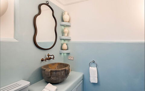 Villa Gem: Azul, Arreglo De Tubería, Diseño De Interiores, Baño, Grifo, Plomería, Espejo, Casa, Lavabo Del Baño, Lámpara