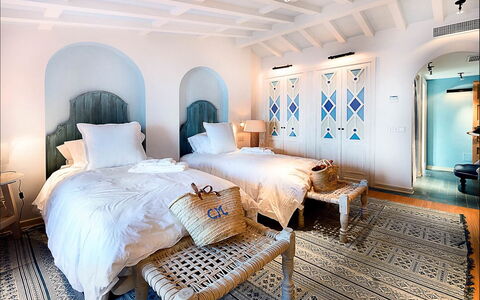 Villa Gem: Mueble, Cama, Habitación, Diseño De Interiores, Lecho, Sábana, Suelo, Piso, Techo, Marco De La Cama