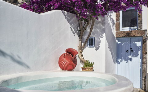 Villa Ivi: Maceta, Bañera, Arreglo De Tubería, Mueble Para Exteriores, Planta De Casa, Hormigón, Recurso, Material Natural, Sombra, Baño