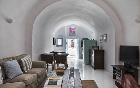 Villa Ivi: Mueble, Diseño De Interiores, Piso, Sofá, Departamento, Suelo, Encendiendo, Techo, Sala, Casa