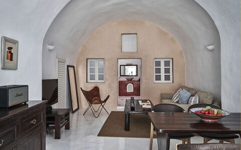 Villa Ivi: Mueble, Piso, Diseño De Interiores, Suelo, Techo, Departamento, Lámpara, Silla, Sala, Lámpara