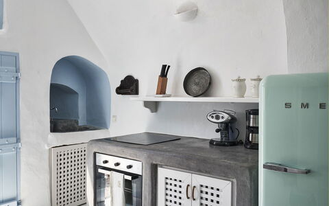 Villa Ivi: Cocina, Aparato De Cocina, Electrodoméstico, Mostrador, Diseño De Interiores, Electrodoméstico, Piso, Mueble, Estufa De Cocina, Suelo