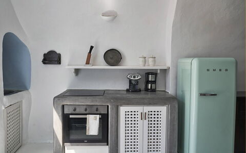 Villa Ivi: Electrodoméstico, Cocina, Aparato De Cocina, Electrodoméstico, Diseño De Interiores, Mostrador, Estufa De Cocina, Gabinetes, Estufa De Gas, Estufa