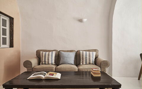 Villa Ivi: Mueble, Diseño De Interiores, Piso, Suelo, Marrón, Casa, Habitación, Sala, Sofá